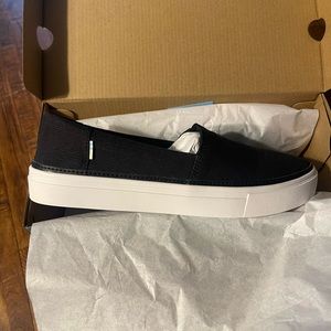 Women’s Toms size 9